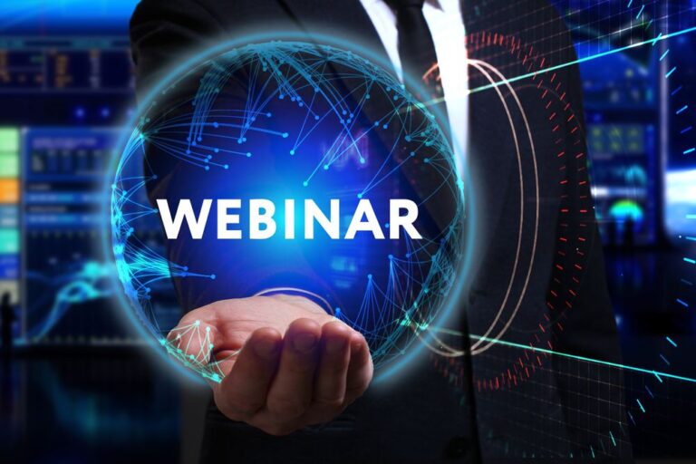 Mano sosteniendo esfera digital con palabra WEBINAR.