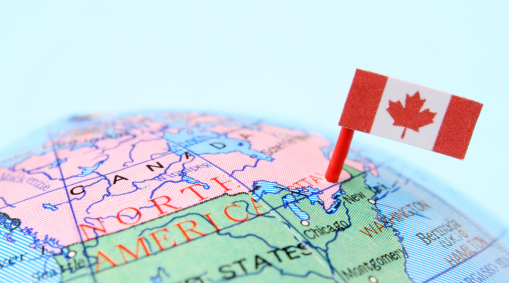 Bandera de Canadá en un globo terráqueo, Norteamérica.